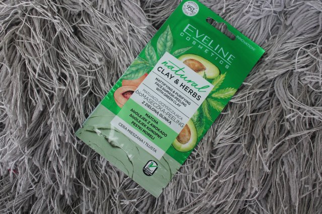 Eveline Natural Clay & Herbs, Maseczka do twarzy, Matująco-oczyszczająca bio-maseczka-peeling z zieloną glinką, Cera mieszana i tłusta