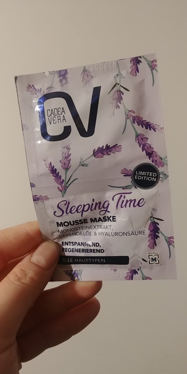  CV Sleeping Time Mousse Mask z delikatnym ekstraktem z kamienia księżycowego, olejkiem lawendowym i kwasem hialuronowym