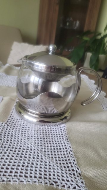 Dzbanek na herbatę z metalowym uchwytem