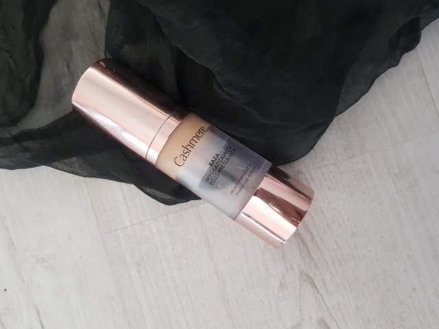 Cashmere Baza pod makijaż, Secret Glam, Wygładzająco- rozświetlająca