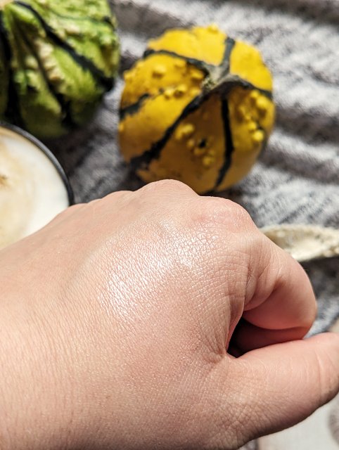 Lumene - Invisible Illumination - Rozświetlacz z serum - Rosy Dawn  