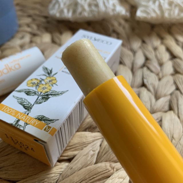 odżywcza pomadka z peelingiem. Naturalna regeneracja ust: spękanych, przesuszonych, wrażliwych