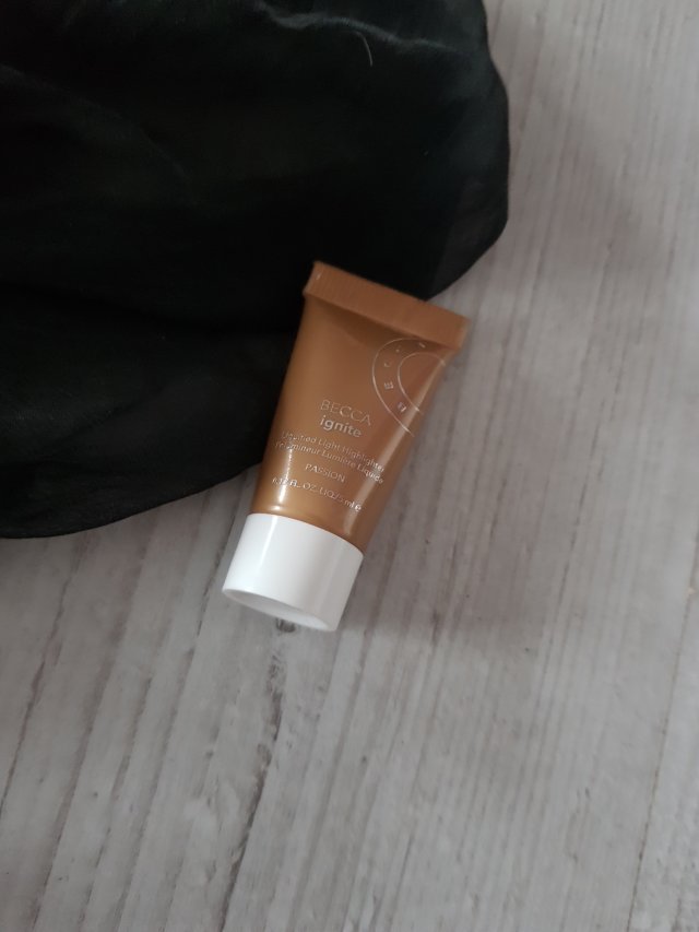 Becca Cosmetics Ignite, Liquified Light Highlighter, Rozświetlacz do twarzy w płynie, Passion