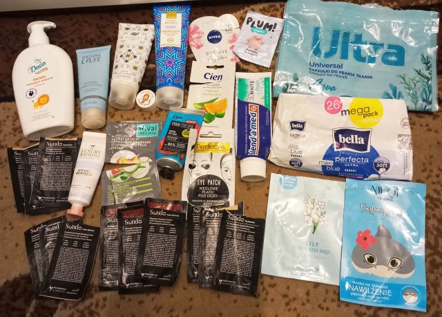 Denkowanie część druga :) Grudzień, kosmetyki w świątecznych opakowaniach lub w świątecznych kolorach: czerwonym, zielonym i złotym 