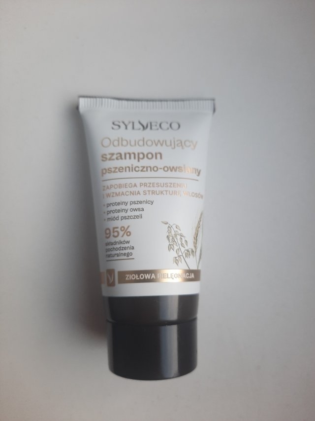 Denkowanie część druga :) Grudzień, kosmetyki w świątecznych opakowaniach lub w świątecznych kolorach: czerwonym, zielonym i złotym 