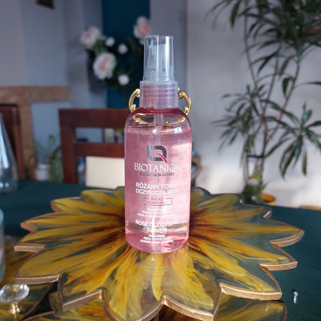 Biotaniqe Micro Purifying, Różany tonik oczyszczający, Woda różana, Kwasy owocowe AHA, Woda probiotyczna pro.aQua