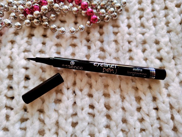 Czarny, precyzyjny eyeliner