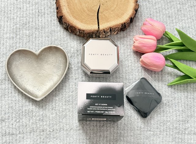 Fenty Beauty Set It Down, Puder do twarzy, Banana