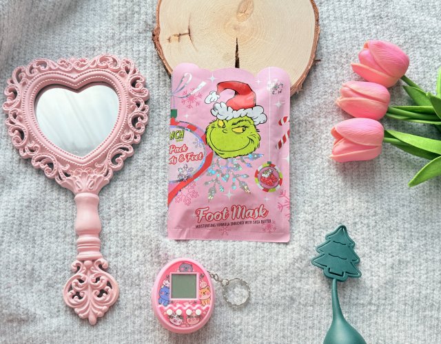 Topbrands Europe B.V. The Grinch, Maska do stóp, w formie skarpetek, Formuła nawilżająca 